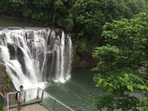 十分瀑布の迫力！：シュンコウの十分と平溪の旅